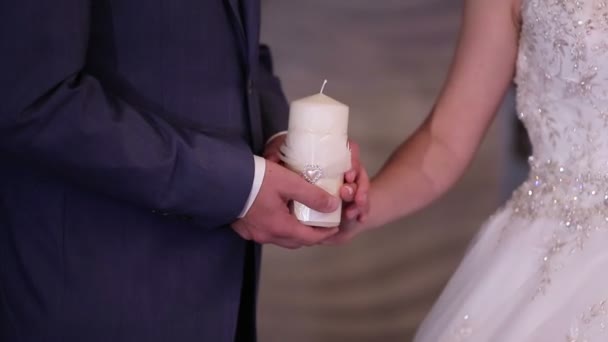 Noiva e noivo com vela — Vídeo de Stock
