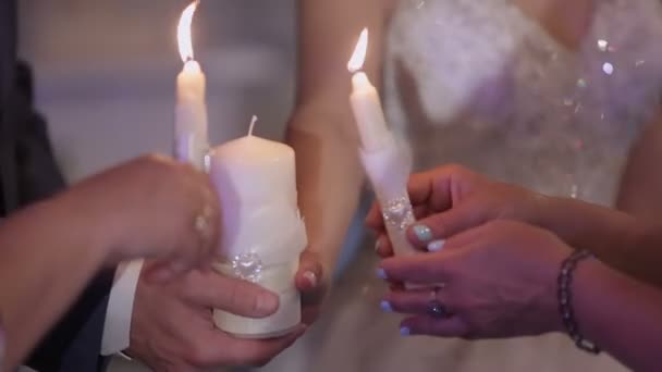Noiva e noivo com vela — Vídeo de Stock