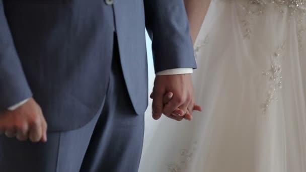 Pengantin wanita dan pengantin pria bergandengan tangan pada upacara — Stok Video