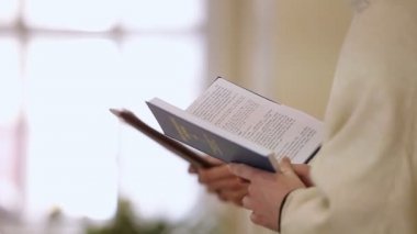 İncil ile kilisede rahip