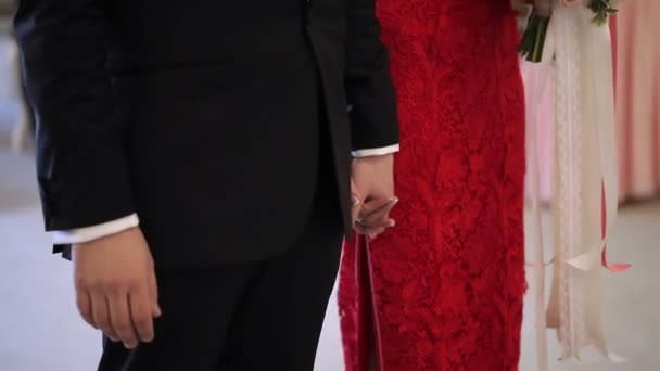 Braut und Bräutigam halten Händchen bei Zeremonie — Stockvideo