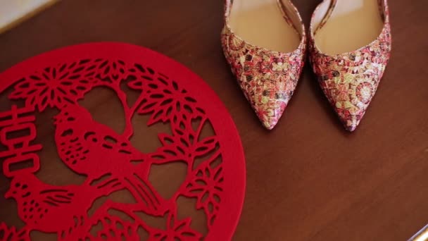 Sepatu wanita dan simbol Cina merah — Stok Video