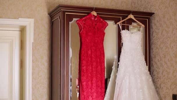 Червоно-білі весільні сукні — стокове відео