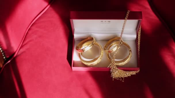 Bracelets dorés chinois en boîte rouge — Video