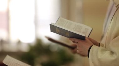 İncil ile kilisede rahip