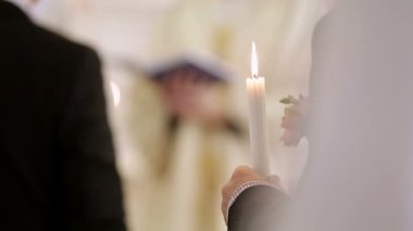 Kilisede mum ile siyah elbiseli adam