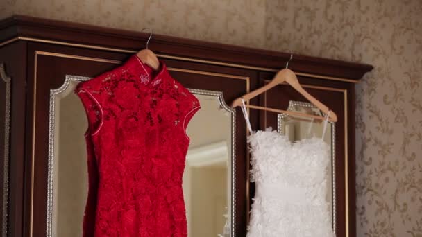 Vestidos de novia rojos y blancos — Vídeo de stock