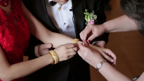 Mãe colocar em pulseira de ouro para a mão da noiva — Vídeo de Stock