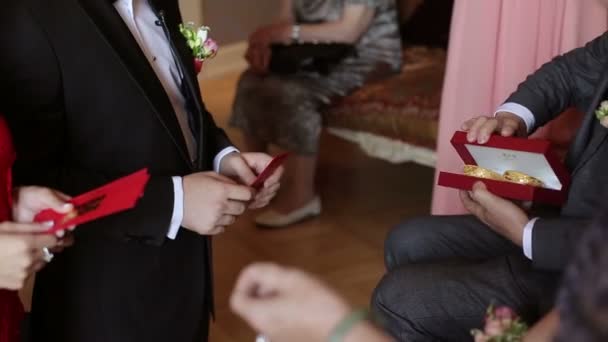 Padre dà braccialetto d'oro alla sposa — Video Stock