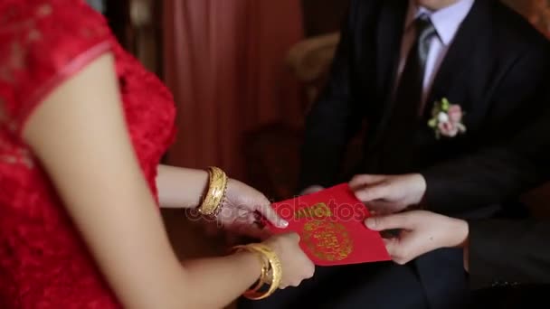 La mariée donne une enveloppe rouge aux frères — Video
