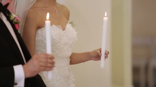 Bride puts a ring to grooms hand — Stock Video