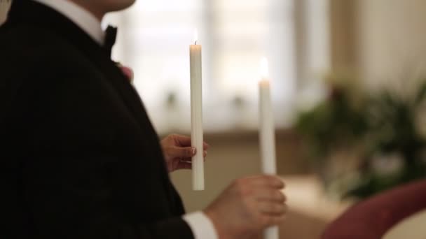 Невеста надевает кольцо жениху на руку — стоковое видео