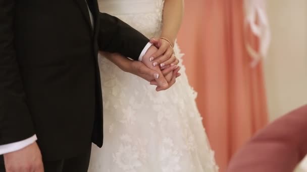 Bruid en bruidegom hand in hand op ceremony — Stockvideo
