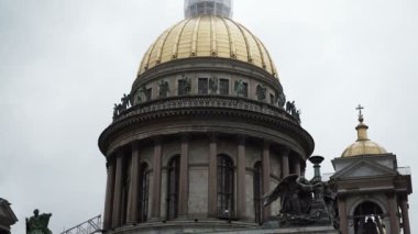 Isaacs Katedrali, bulutlu gün