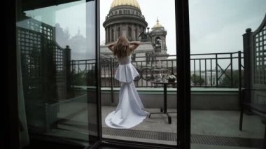 Genç gelin gelinlik balkon