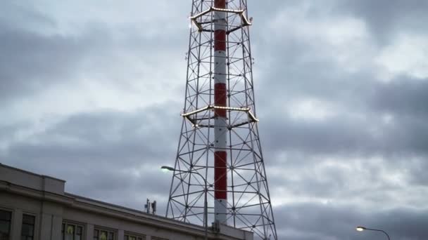 Πύργος της τηλεόρασης με φώτα — Αρχείο Βίντεο