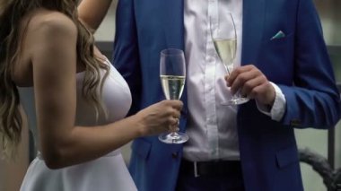 Gelin ve damat gözlük tıklatması