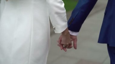 Elele ve yürüyen genç güzel Çift