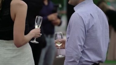 Kadın ve adam bardak şampanya ile