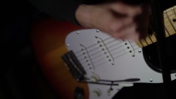 Uomo che suona la chitarra — Video Stock