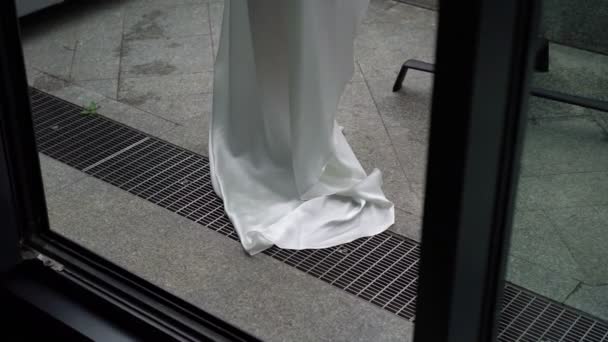 Mulher na varanda em vestido branco — Vídeo de Stock