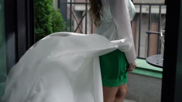 在阳台上穿白色连衣裙的女人 — 图库视频影像