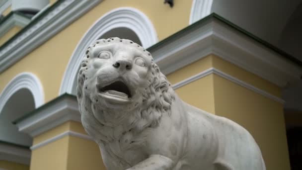 Escultura León hecha de piedra — Vídeo de stock