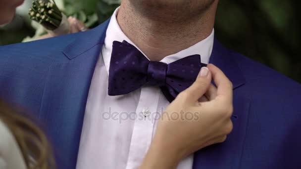 Young woman touching mans bowtie — Stock Video