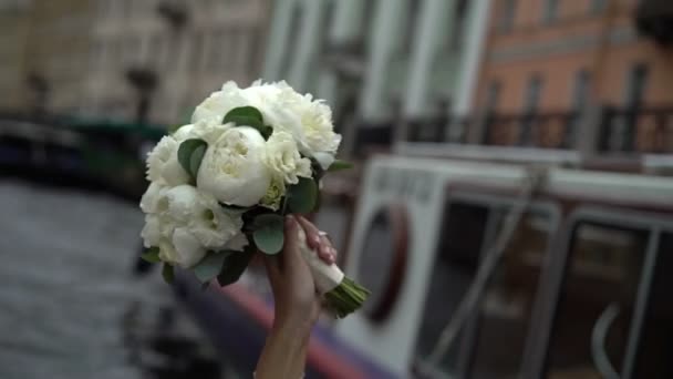 Bouquet di tangan wanita — Stok Video