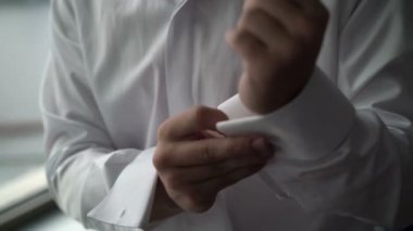 Kol düğmeleri pencere giyen adam