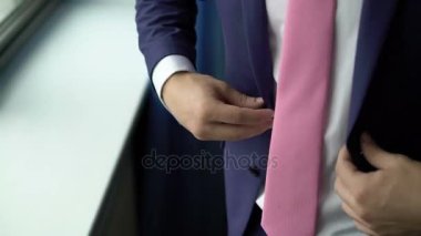 Adam giyen ceket pencere yakınındaki