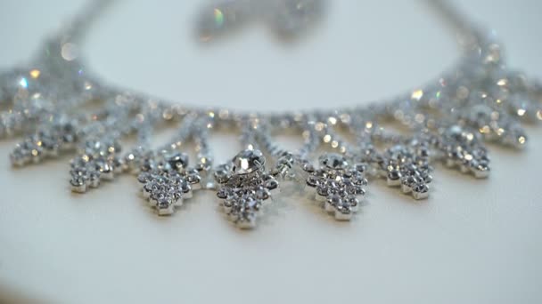 Collier et boucles d'oreilles 