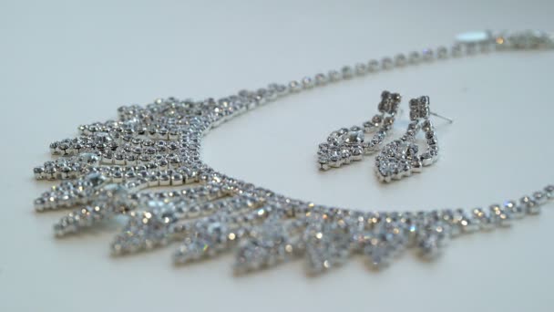 Collier et boucles d'oreilles 