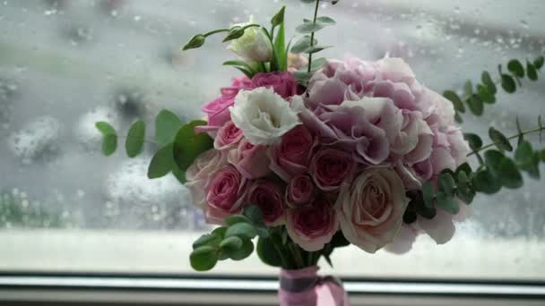 Букет з рожевими та білими трояндами — стокове відео