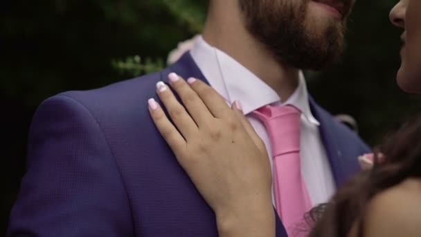Couple de mariage embrassant dans le parc — Video