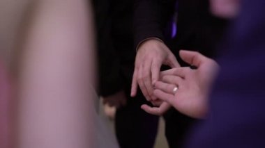 İllüzyonist göstermek hileler oyun kartları ile