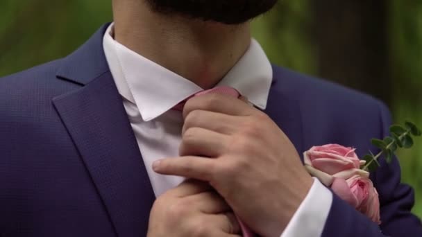 Hombre fijación corbata — Vídeos de Stock