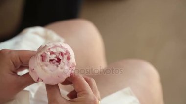 Genç kadın iç çamaşırı Şakayık çiçeği ile sandalye üzerinde oturan
