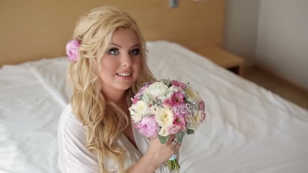 Young curvy woman in lingerie with bouquet — Stock Video