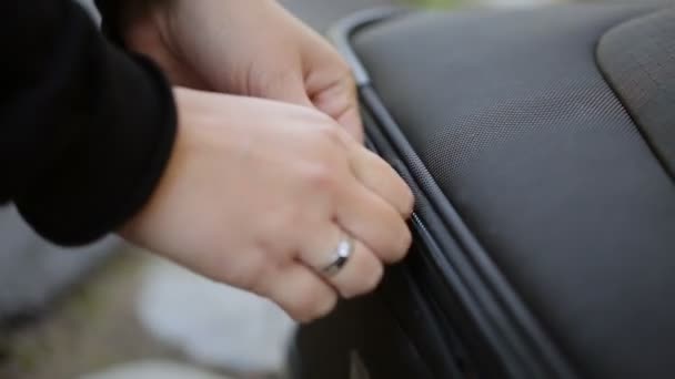 Mujer abre maleta — Vídeo de stock