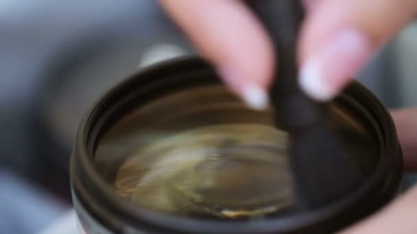 Tineri femeie curățare lentilă cameră — Videoclip de stoc