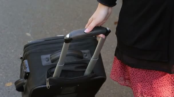 Mujer con bolsa de maleta sobre ruedas — Vídeo de stock