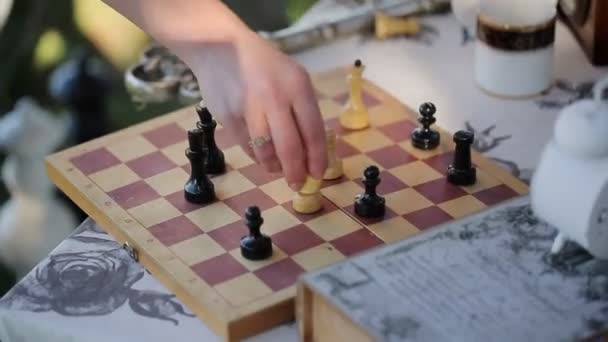 Playing chess outdoors — Stock Video