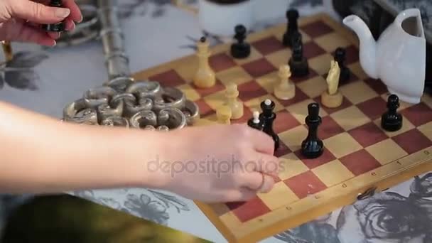 Spela schack utomhus — Stockvideo