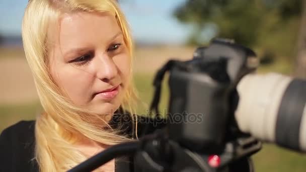Młoda kobieta fotograf — Wideo stockowe
