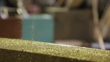 Ahşap tuğla üzerinde altın pırıltılar