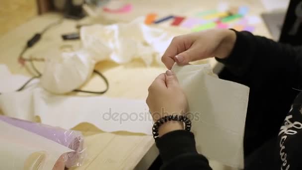 Woman packaging package in craft paper — Stock Video