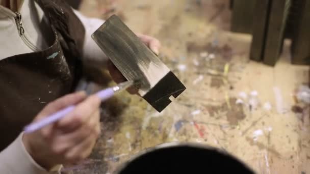 Mujer pinta ladrillo de madera — Vídeos de Stock
