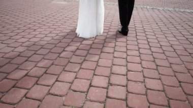 Gelin ve damat yürür şehirde