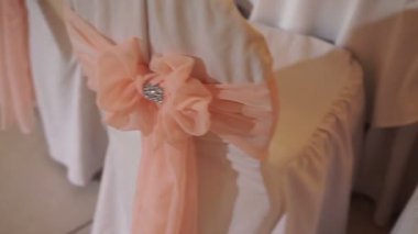 Pembe fiyonk dekorasyon sandalye